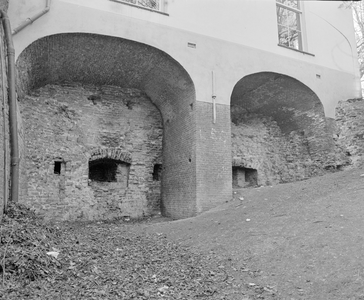 882290 Gezicht op de schietgaten van de bovenste geschutskelder van het bolwerk Zonnenburg te Utrecht; rechtsboven een ...